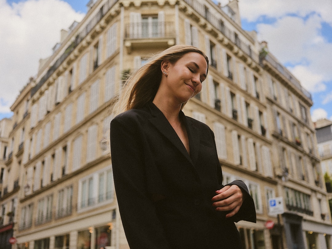 Brittany Roughton in Paris, black blazer, Haussmann architecture