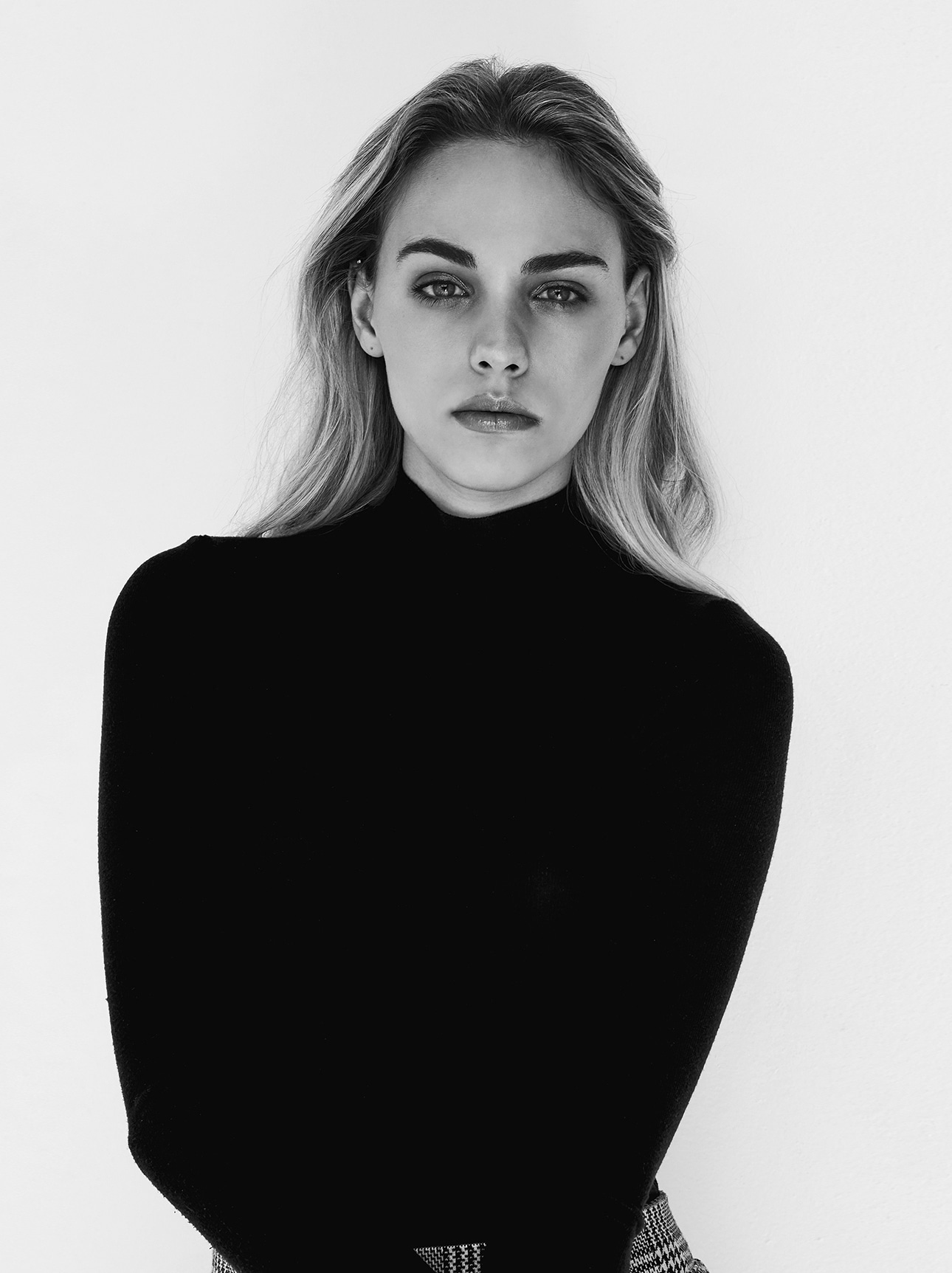 Caroline, black and white, sculptural light